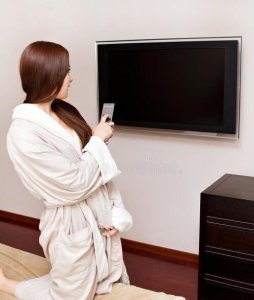 网上买电视机和实体店有什么区别 实体店电视机比网上贵吗