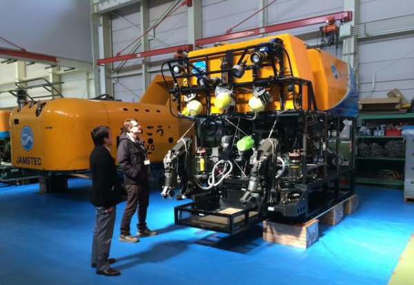 钢铁潜艇为什么会被水压扁