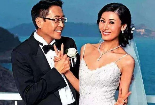 何超琼和陈百强的故事秘密