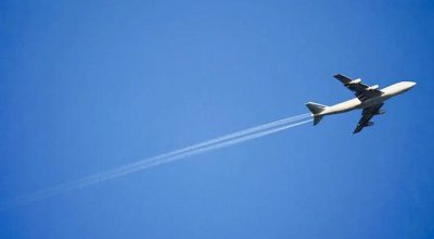 飞机在空中放油是什么原因 空中放油为什么不会洒到地面