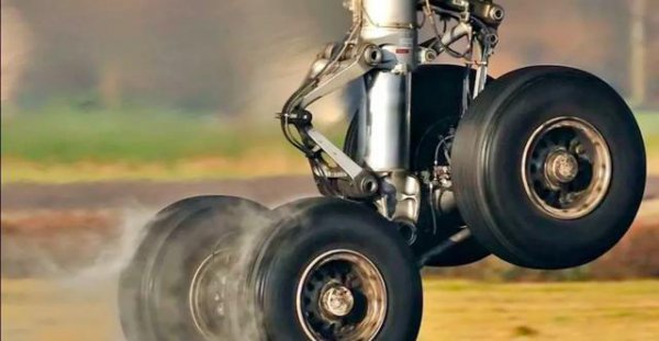 飞机在空中放油是什么原因