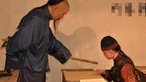 人前教子 人后教妻什么意思