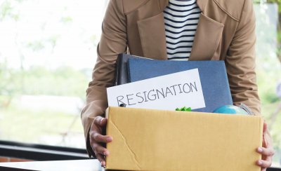 怎样辞职能立马走人又不扣钱 不想干直接走人会扣工资吗