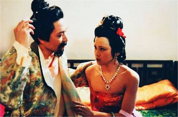 秦可卿和贾珍是什么关系