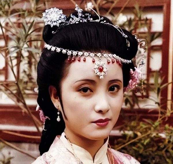 秦可卿和贾珍是什么关系