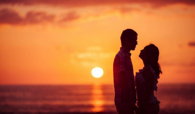 两个人老是无意中对视很尴尬 对视像触电一样但不认识