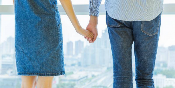 两个人老是无意中对视很尴尬