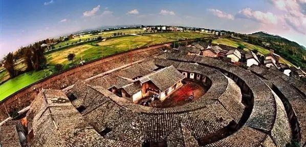 赣南的客家围屋形状多为方形还是圆形