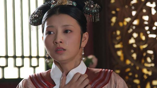 清朝妃子脖子上的白色带子作用