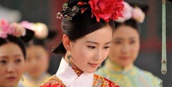 清朝妃子脖子上的白色带子作用