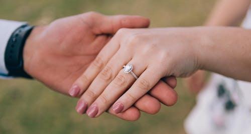 夫妻冷战谁也不理谁怎么办