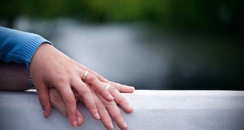 夫妻冷战谁也不理谁怎么办