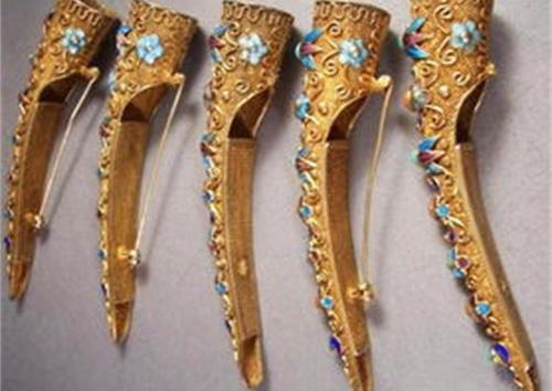 清朝长指甲套怎么方便皇上