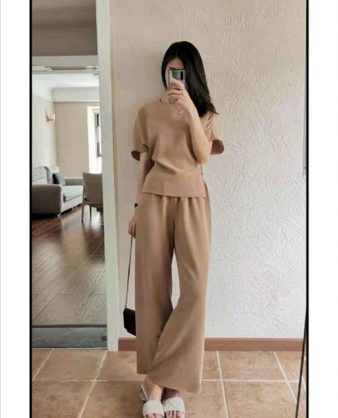 驼色裤子配什么颜色上衣好看