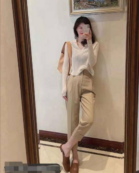 驼色裤子配什么颜色上衣好看