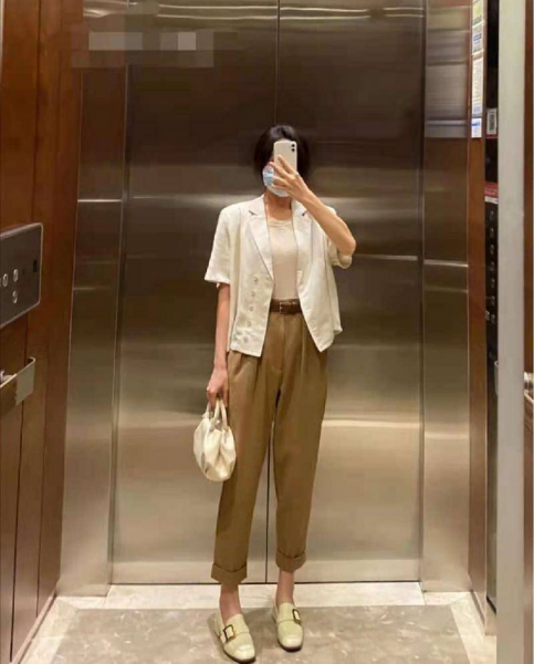 驼色裤子配什么颜色上衣好看