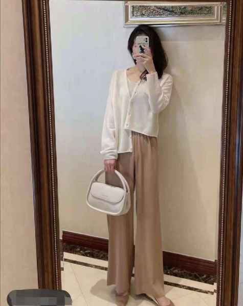 驼色裤子配什么颜色上衣好看