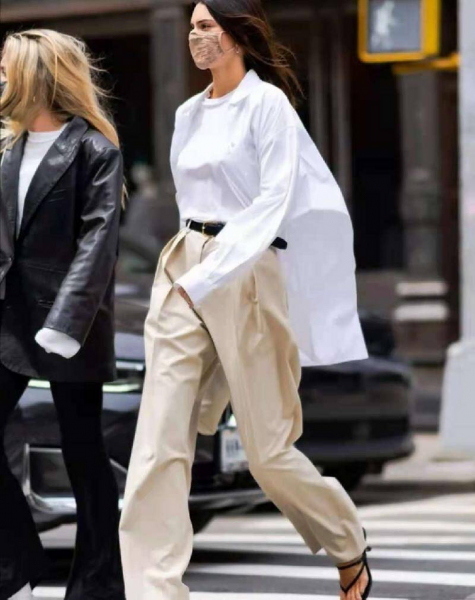 驼色裤子配什么颜色上衣好看