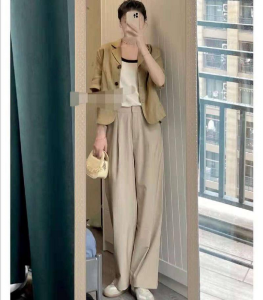 驼色裤子配什么颜色上衣好看