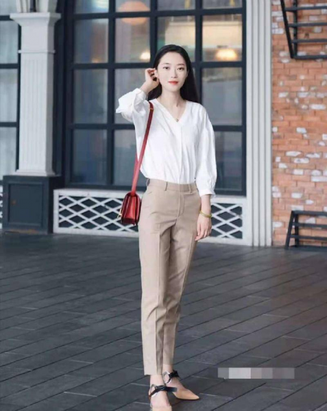 驼色裤子配什么颜色上衣好看