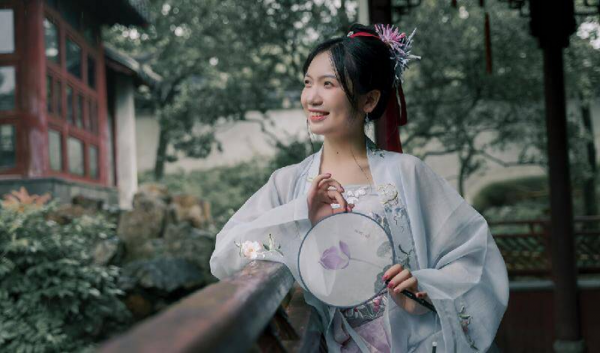 妾见到嫡女要行礼吗