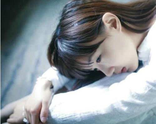 男生同时撩好几个女生的表现