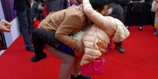 第一次接吻就伸舌头说明什么