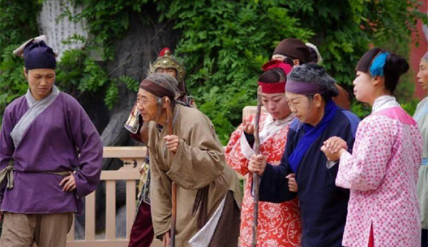 小脚趾甲两瓣是哪族人