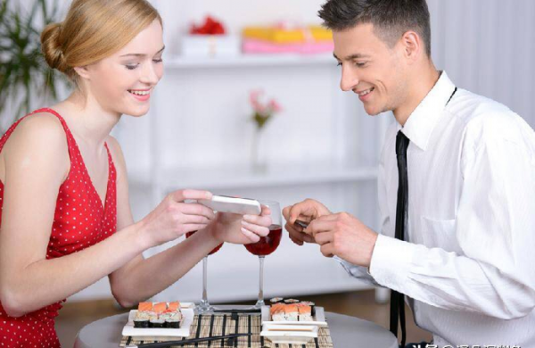 男女肢体接触可以让感情升温