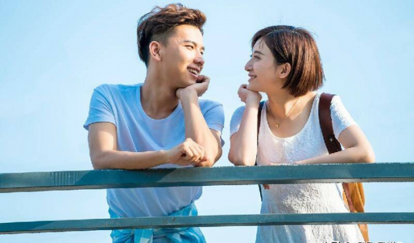 男女肢体接触可以让感情升温