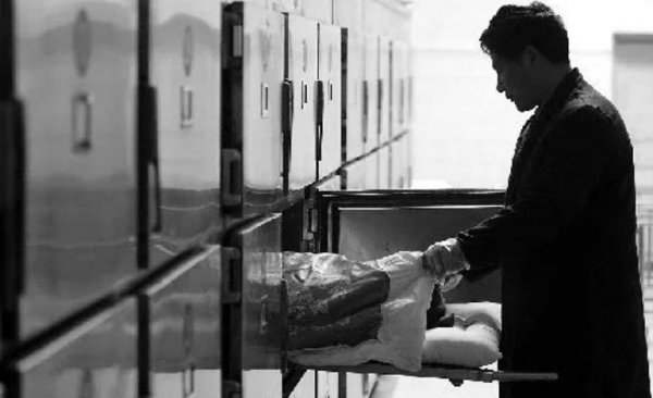 入殓师不能握手的原因