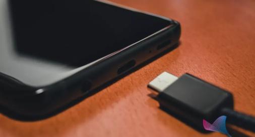 手机多少充电最合适