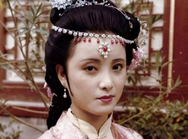 红楼梦写的是哪个朝代