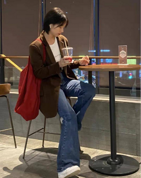 微喇叭裤怎么搭配上衣和鞋子