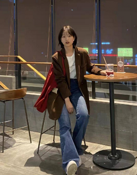 微喇叭裤怎么搭配上衣和鞋子