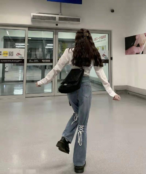 微喇叭裤怎么搭配上衣和鞋子