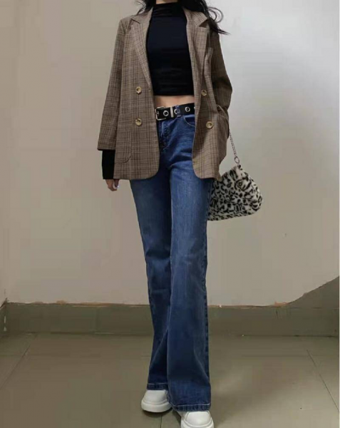 微喇叭裤怎么搭配上衣和鞋子