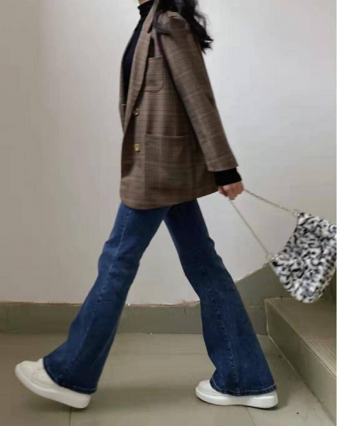 微喇叭裤怎么搭配上衣和鞋子