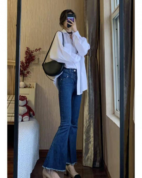 微喇叭裤怎么搭配上衣和鞋子