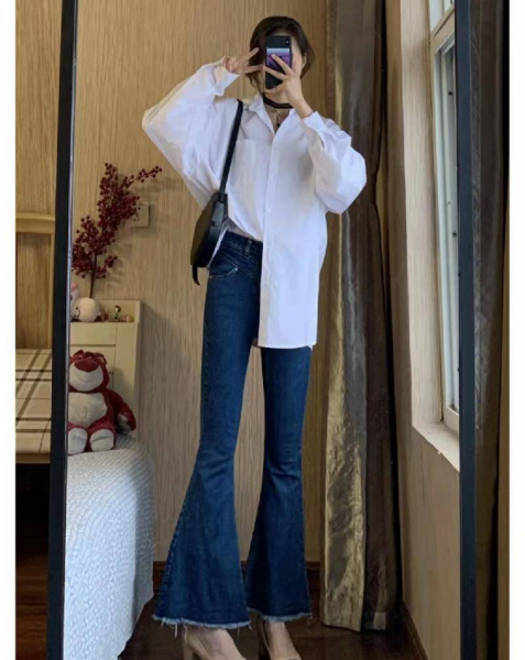 微喇叭裤怎么搭配上衣和鞋子