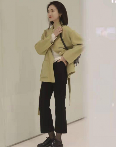 微喇叭裤怎么搭配上衣和鞋子