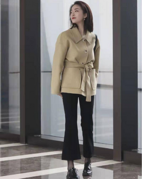 微喇叭裤怎么搭配上衣和鞋子