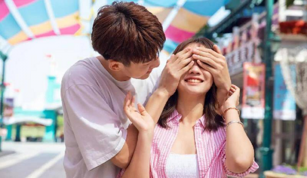 高冷的男人只对喜欢的女生笑