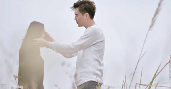 高冷的男人只对喜欢的女生笑