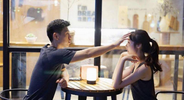 高冷的男人只对喜欢的女生笑