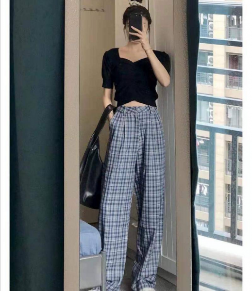 黑色上衣配什么颜色的裤子好看