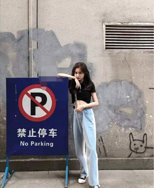 黑色上衣配什么颜色的裤子好看