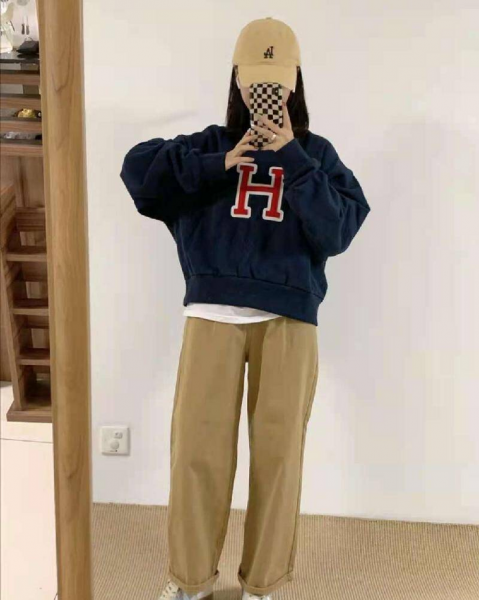 卡其色裤子配什么颜色上衣好看