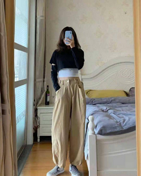 卡其色裤子配什么颜色上衣好看