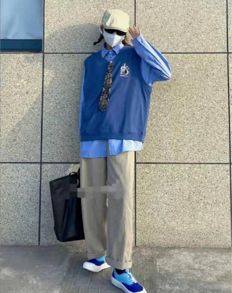 卡其色裤子配什么颜色上衣好看